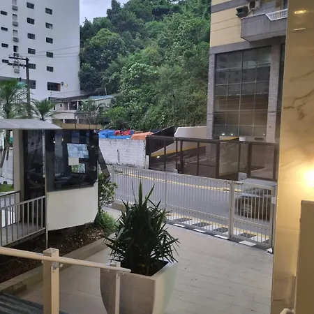 Apto Kampala a 50mt da praia de Pitangueiras - Localização privilegiada no coração do Guarujá 1 minuto da praia!-2